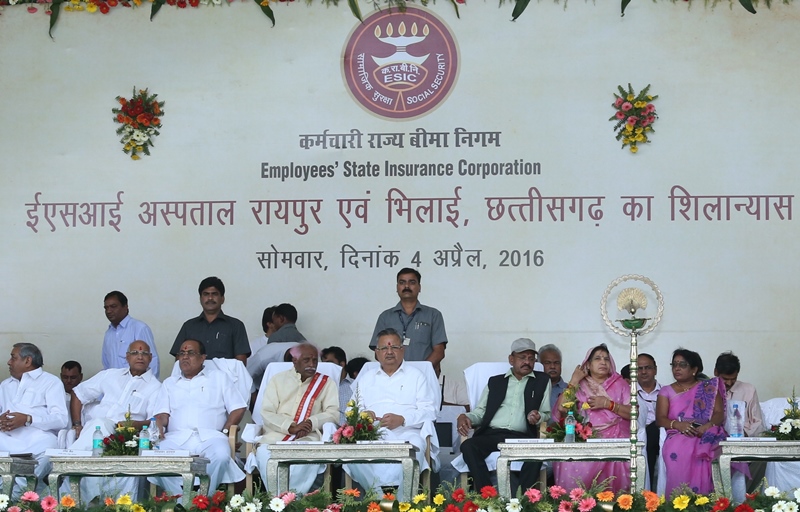 रायपुर एव्म भिलाई में 100 बिस्तरों वाले अत्याधुनिक ईएसआई अस्पतालों का शिलान्यास श्री बंडारु दत्तात्रेय, माननीय श्रम एव्म रोजगार राज्य, भारत सरकार द्वारा सोमवार दिनांक 4 अप्रैल, 2016 को रावाभाठा, रायपुर में किया गया।